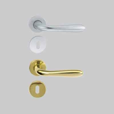 MANIGLIA 'AGNONE' CON ROSETTA E BOCCHETTA Foro patent - Oro lucido