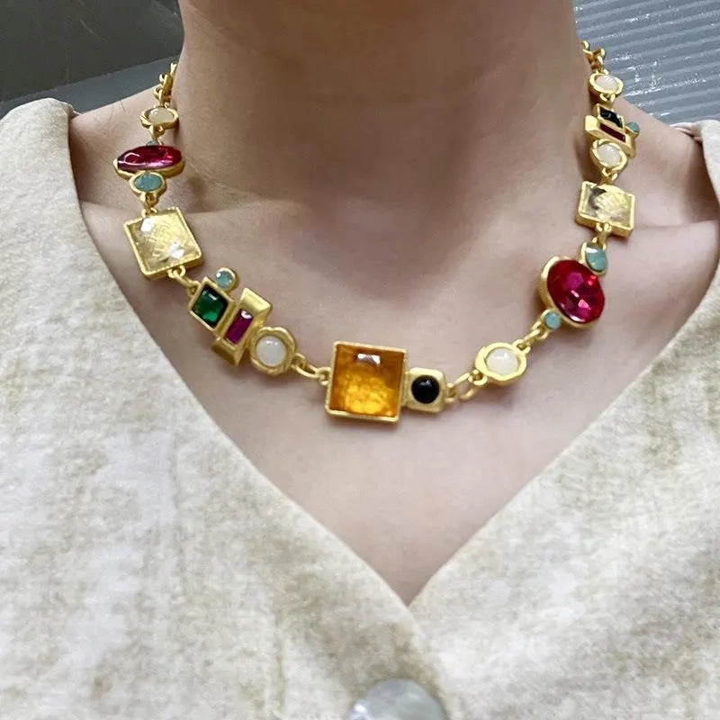 Set di collana, bracciale e orecchini realizzati a mano con pietre preziose artificiali colorate.