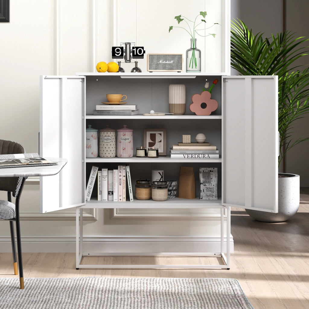 Credenza in metallo con 2 ripiani; ante magnetiche e sistema antiribaltamento per soggiorno e cucina; bianco; 85 × 40 × 109 cm