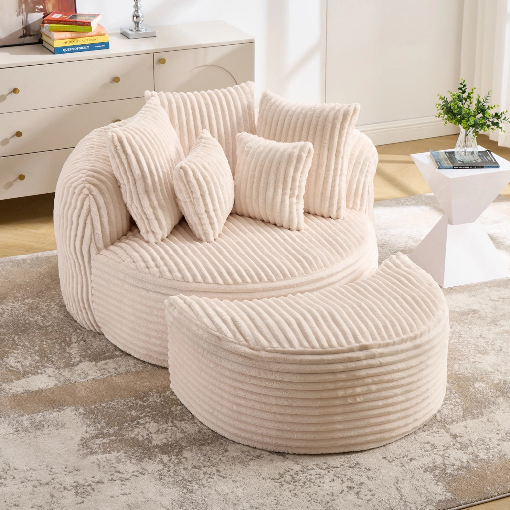Poltrona relax con pouf e cinque cuscini, schienale e braccioli di sostegno in morbida ciniglia beige