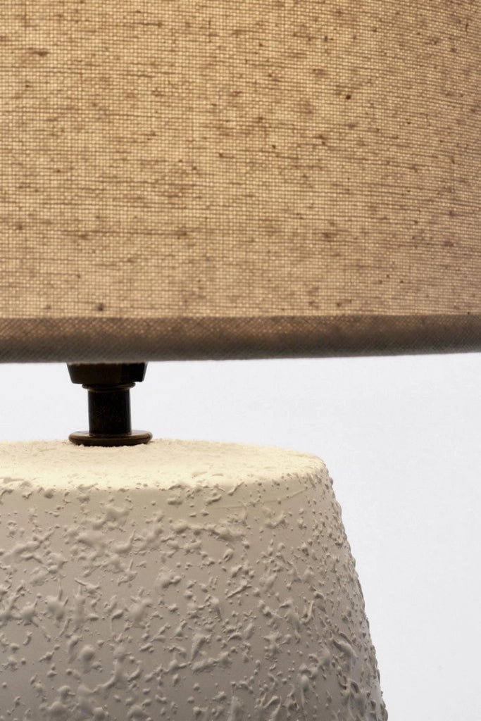 Lampada da Tavolo con Base in Ceramica e Paralume in Lino - MEI-HSUAN