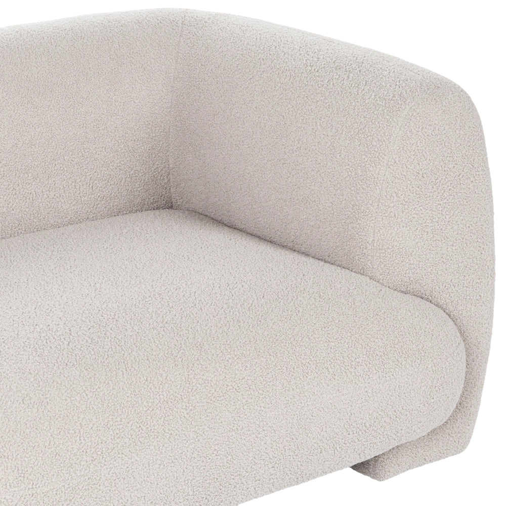Divano modulare bouclé a due posti profilo ribassato forma organica bianco sporco