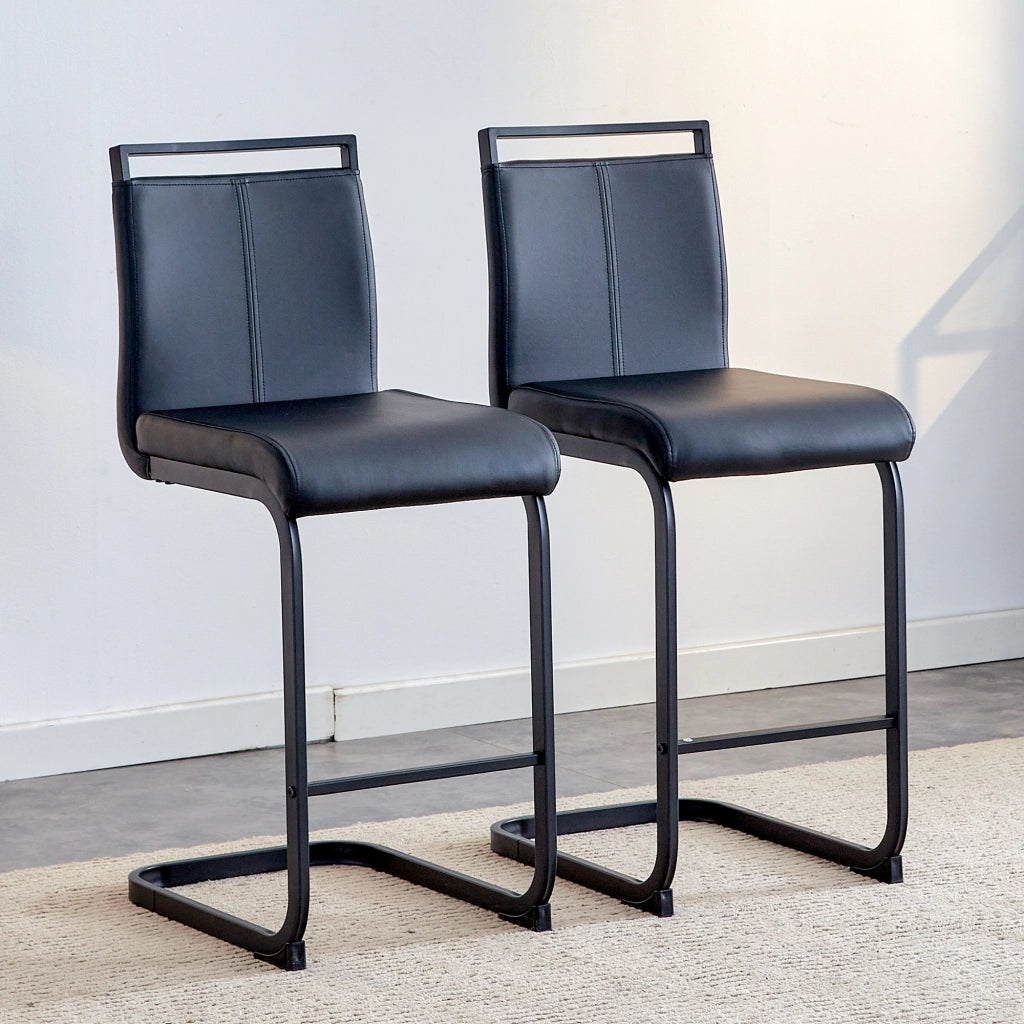 Coppia di sgabelli da bar con schienale e poggiapiedi, design moderno, in similpelle e metallo nero
