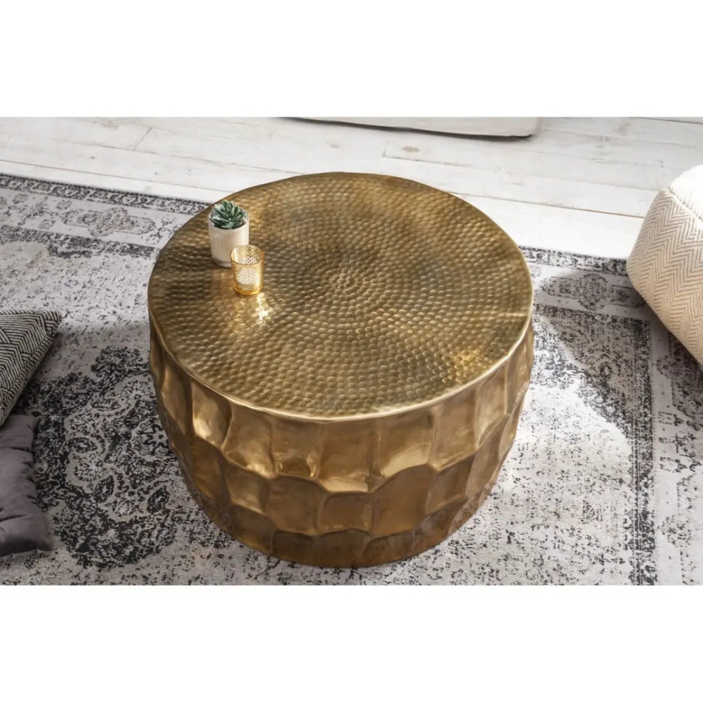 Tavolino basso TRIANE dorato 70 cm – Alluminio martellato con design a rilievo geometrico