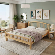 Letto in legno massello 140x200 cm dal design minimal con rete a doghe