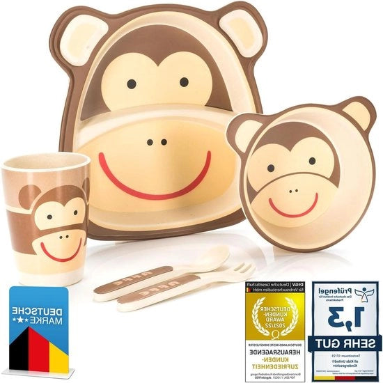 Set da tavola per bambini a 5 pezzi con motivi animali in plastica, composto da bicchiere, piatto, cucchiaio e forchetta con forma di scimmia.