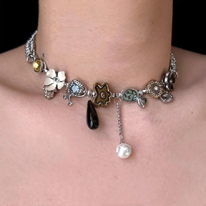 Collana fatta a mano con perle e fiore in metallo: un regalo in stile vintage