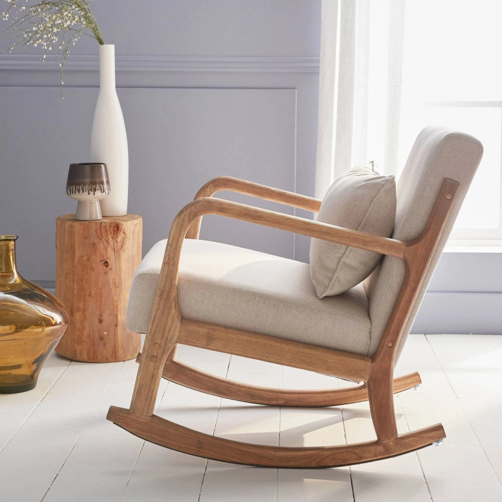 Poltrona scandinava a dondolo in legno e tessuto con braccioli, beige