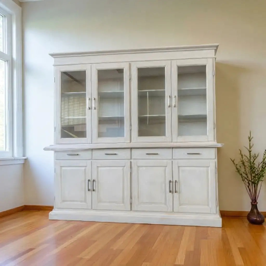 Credenza cristalliera Alberta in legno 4 ante bugnate bianco anticato con zoccolo chiuso