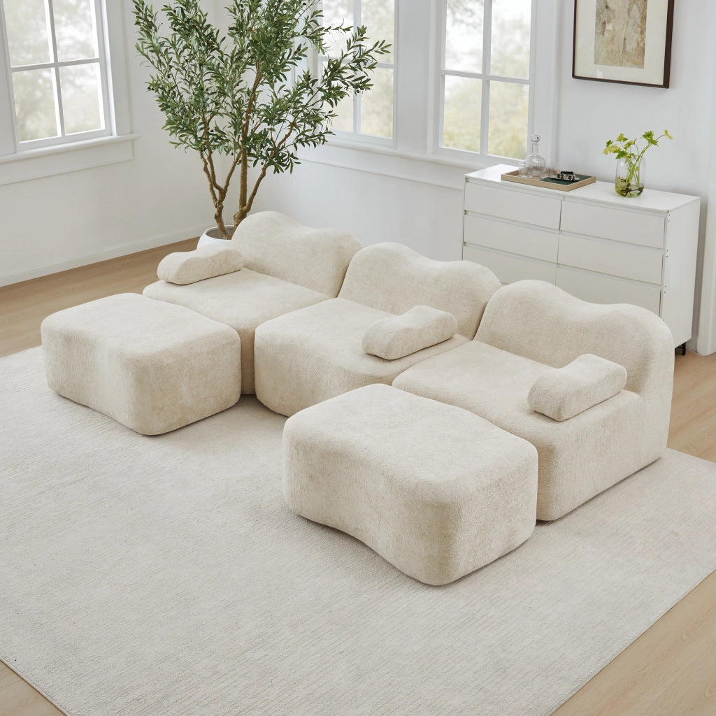 Divano angolare modulare componibile senza telaio con seduta profonda e pouf, in velluto beige per soggiorno familiare