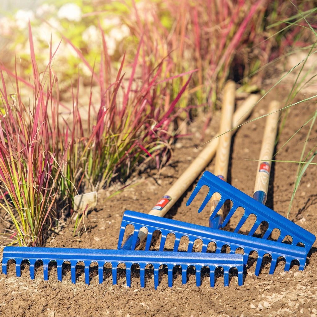 Rastrello da giardino KADAX con manico in legno, 135 cm, in acciaio temprato, a 10 denti