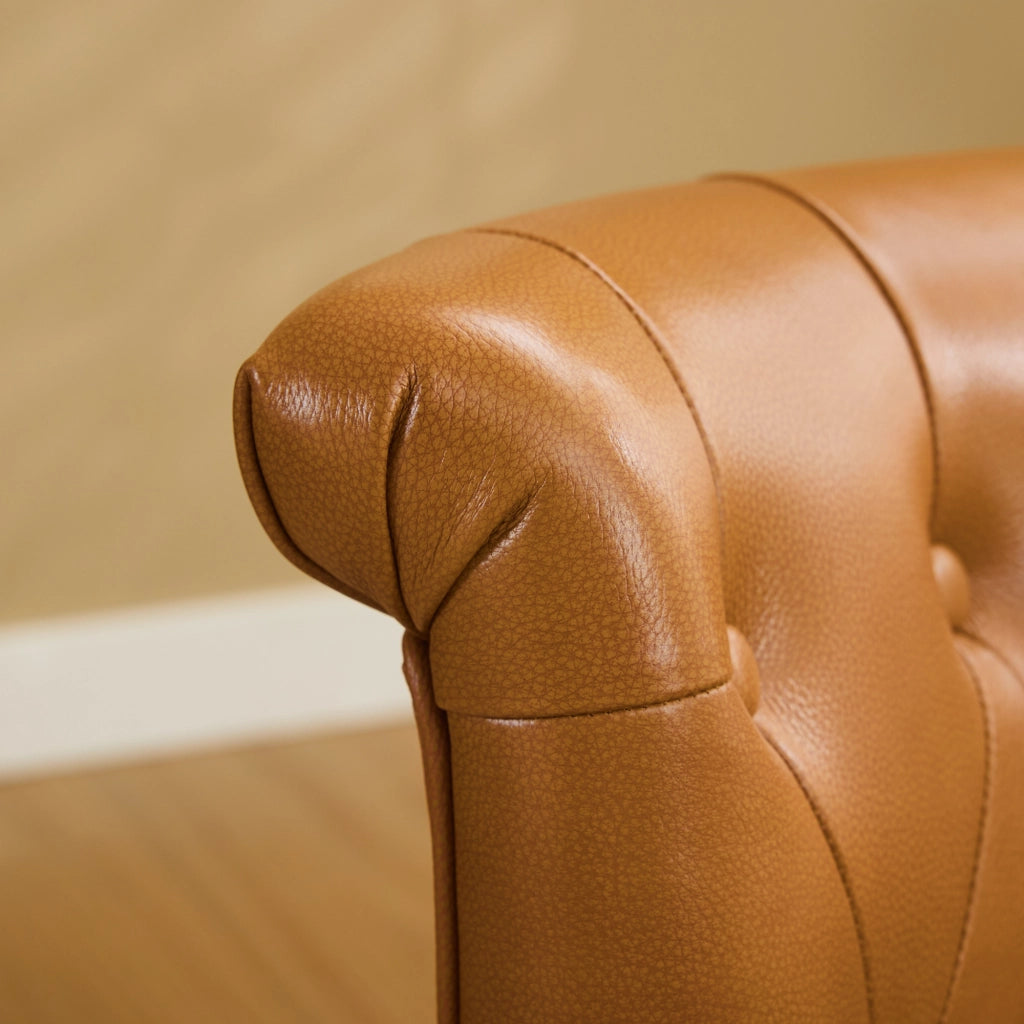 Sedia da pranzo in pelle con gambe in legno e bottoni decorativi - marrone chiaro