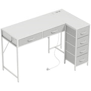 Scrivania Angolare 126x48x80 cm a 6 Cassetti con Gancio Laterale e Prese Integrate in Legno e Acciaio Bianco