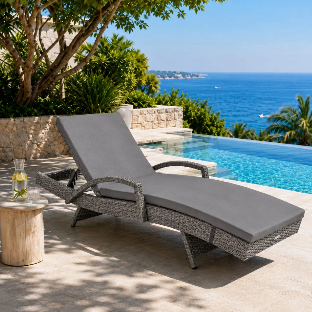 Lettino Prendisole In Polyrattan Con Schienale Regolabile Reclinabile E Cuscino Imbottito Comfort Ideale Per Giardino Terrazza Piscina Solarium Balcone Relax Outdoor E Arredo Esterno 190 x 62 x 34 Cm Grigio