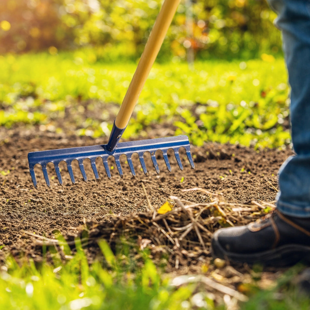 Rastrello da giardino KADAX con manico in legno, 135 cm, in acciaio temprato, a 10 denti