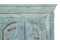 Armadio in massello di mango intagliato con scaffali interni