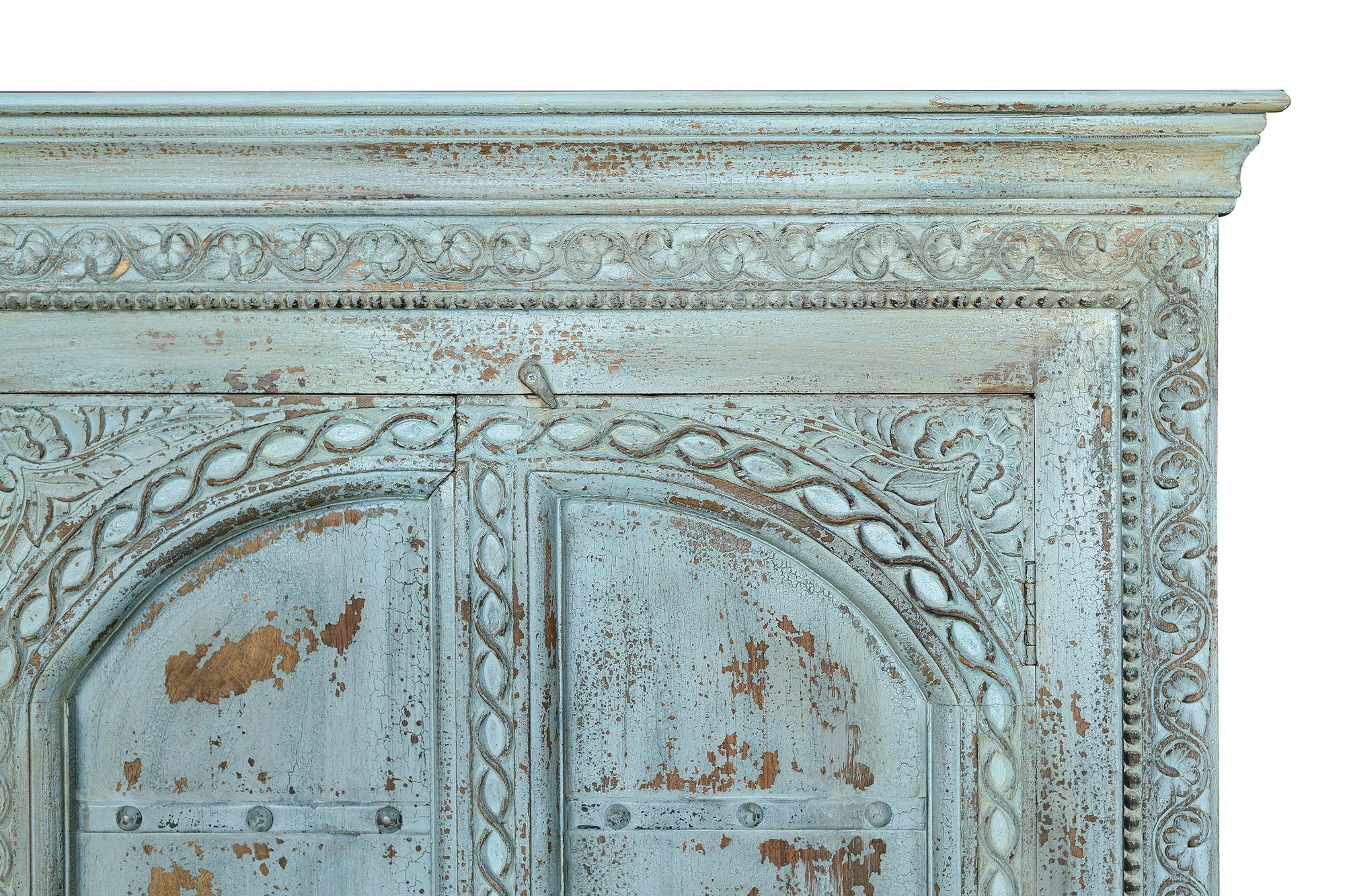 Armadio in massello di mango intagliato con scaffali interni