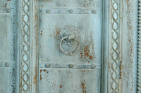 Armadio in massello di mango intagliato con scaffali interni