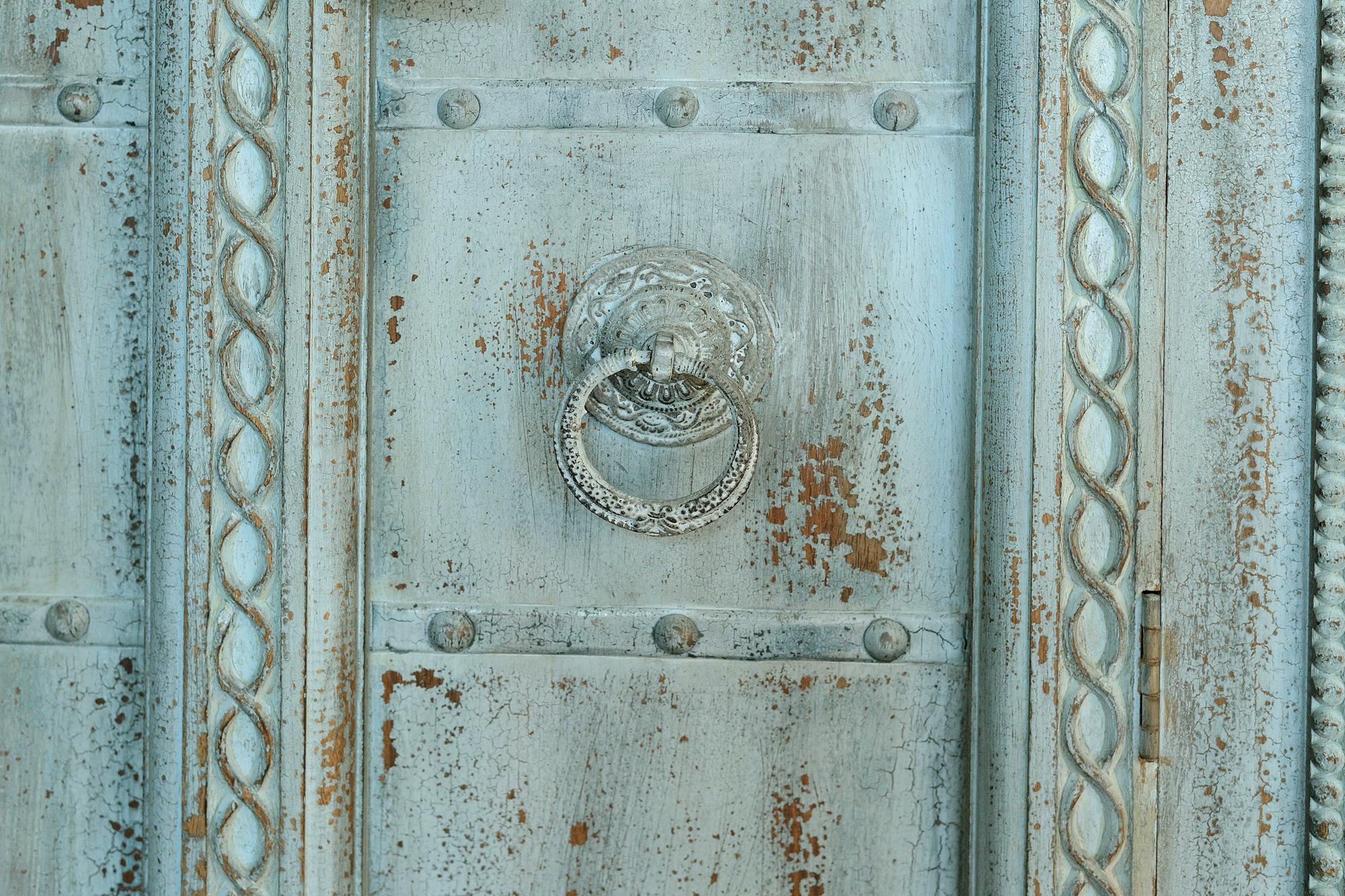 Armadio in massello di mango intagliato con scaffali interni