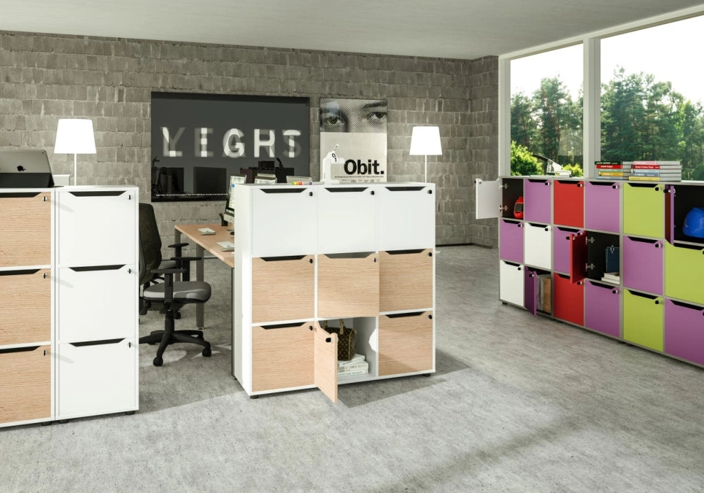 Casellario in legno verniciato con 6 caselle ad ante cm. 80x40x121,6h