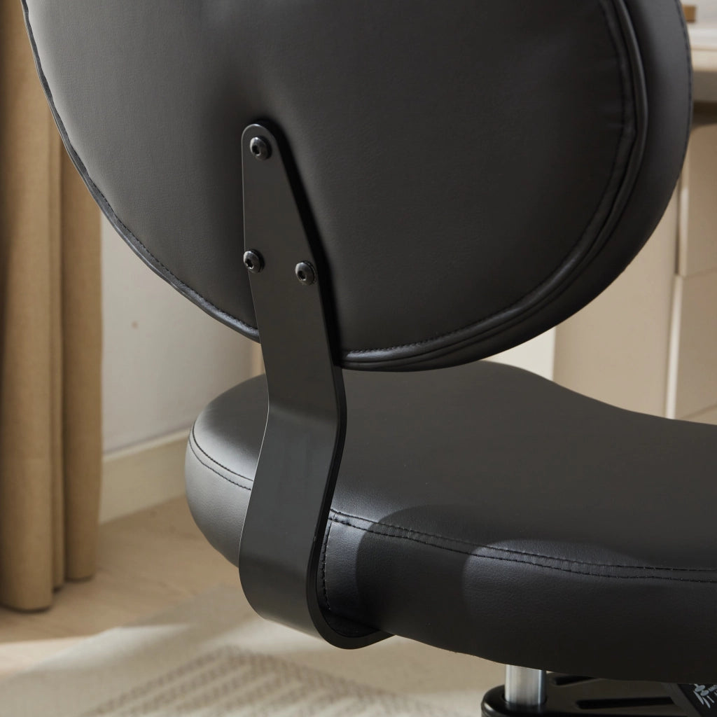 Sedia da ufficio ergonomica con seduta flessibile, poggiapiedi girevole e supporto lombare in pelle PU nera