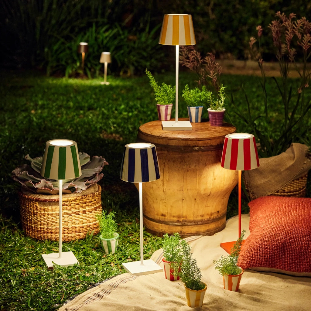 Lampada a led da tavolo Poldina Lido a righe blu ricaricabile e dimmerabile con batteria fino a 12 ore. Per uso esterno IP65