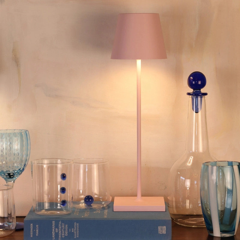 Lampada a led da tavolo Poldina Pro Rosa ricaricabile e dimmerabile con batteria fino a 12 ore. Da uso esterno IP65