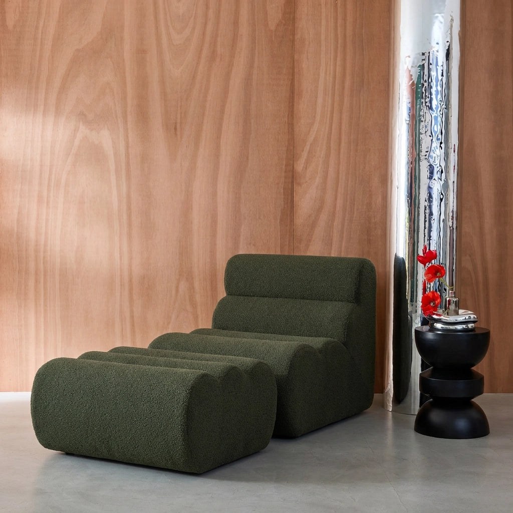 Poltrona bouclé testurizzata con poggiapiedi, verde kaki