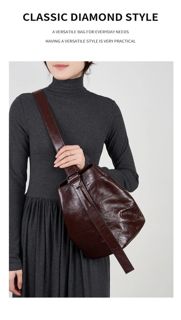 Borsa a secchiello da donna in pelle di vacchetta stropicciata, colore viola.