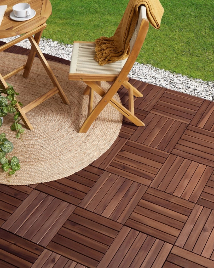 Pavimento in legno di acacia certificato marrone per esterni con base in plastica resistente all'acqua