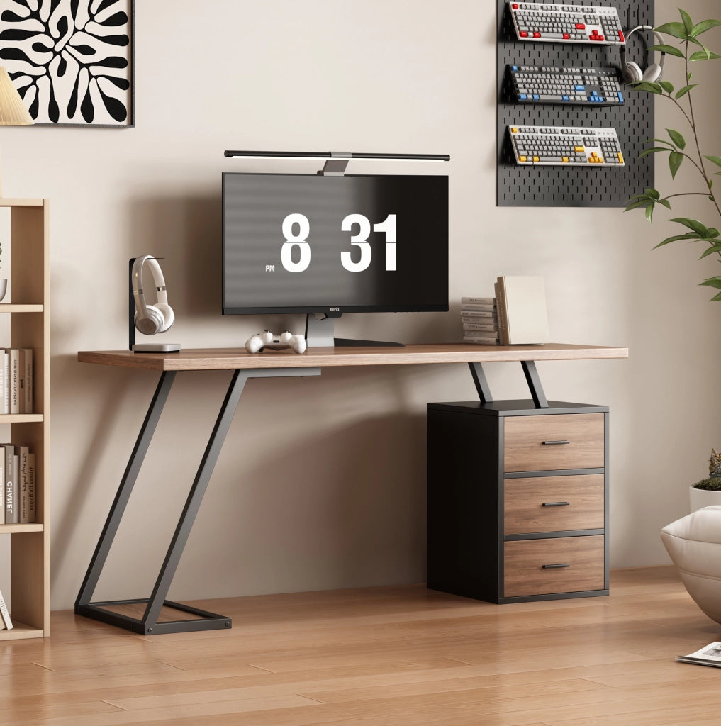 Scrivania ULEVR 135,5x58x75 cm con cassetti soft-close e supporto per computer, MDF marrone scuro