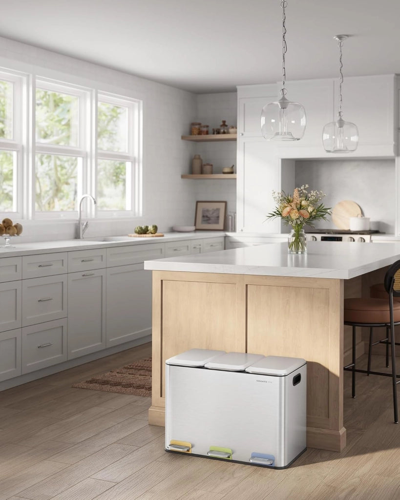 Cestino da Cucina Tripla, Pattumiera per Raccolta Differenziata 3 x 15 L con Pedali Colorati, Raccolta Differenziata, Coperchio e Secchi Interni, Acciaio, Argento Metallizzato