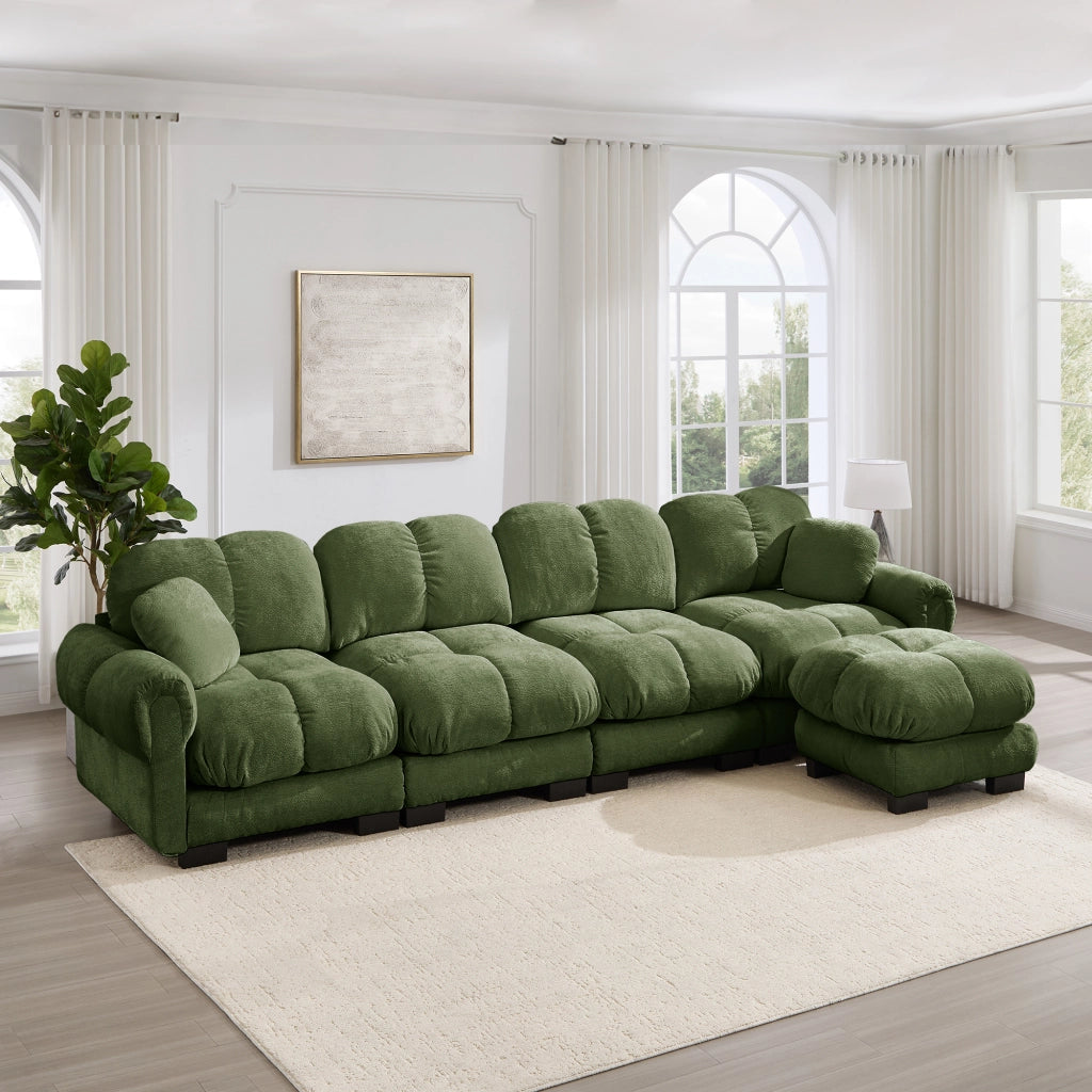 Divano angolare modulare in ciniglia con pouf mobile, cuciture trapuntate e schienale ergonomico verde per soggiorno