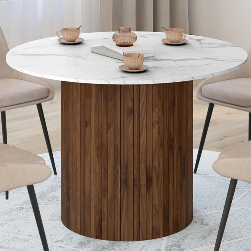 Tavolo da pranzo rotondo per 6 persone JULIETTE con gamba centrale a doghe in noce e piano in marmo bianco ALASKA 110 cm