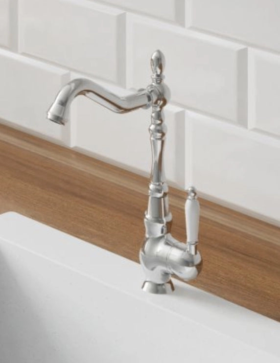 Rubinetto cucina monocomando a L con bocca girevole e aeratore – design elegante e risparmio idrico