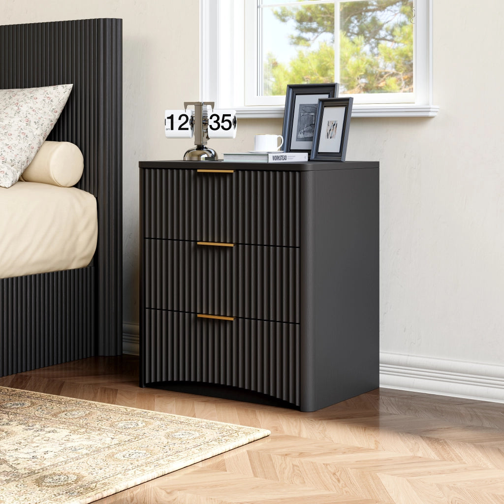 Comodino con 3 cassetti; guide metalliche silenziose e angoli arrotondati per camera da letto; nero