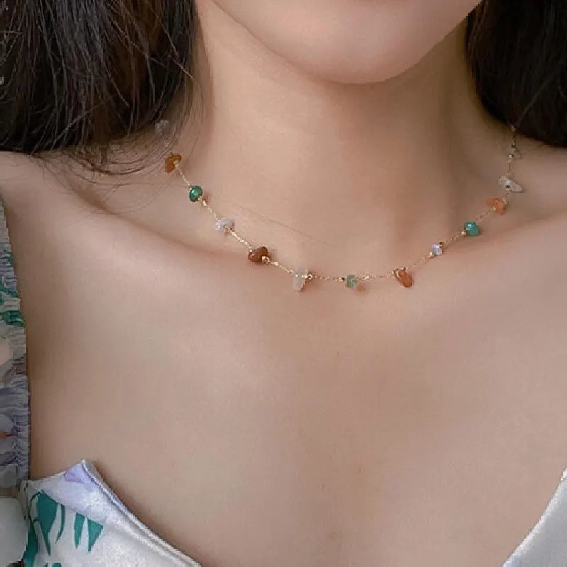 Collana fatta a mano con pietre naturali colorate e cristalli