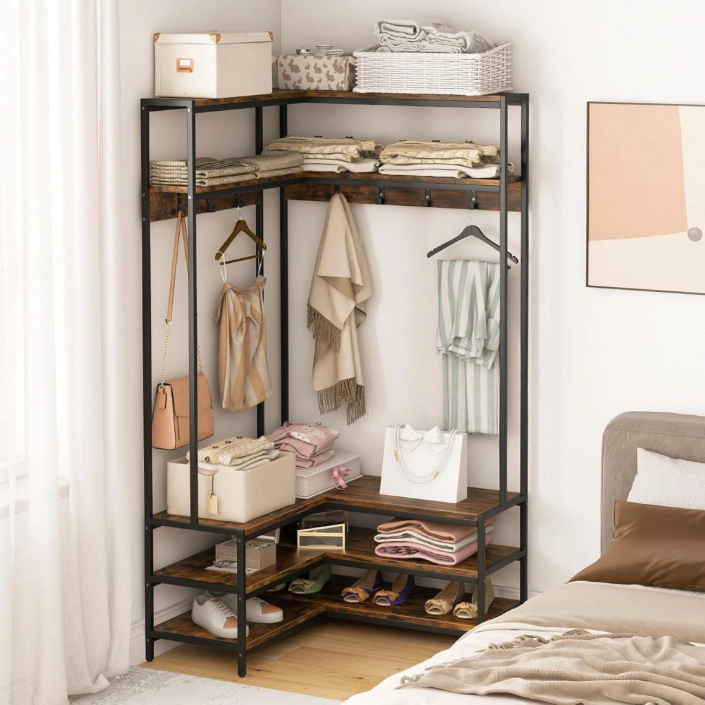 Stand Appendiabiti Angolare, Appendiabiti a Forma L con Ripiani Aperti 7 Ganci e Panca per Scarpe, Struttura in Metallo e Piedini Regolabili, 90x90x178 cm (Marrone industriale)