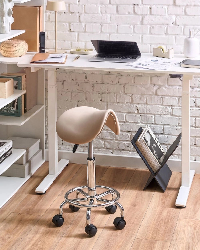 Sgabello da ufficio beige in ecopelle con struttura in metallo, imbottito, girevole, regolabile in altezza, arredamento per ufficio