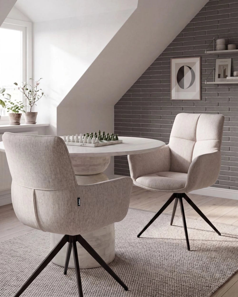Sedia da pranzo beige con rivestimento in poliestere, gambe in ferro nero, braccioli e base girevole stile moderno per la sala da pranzo.