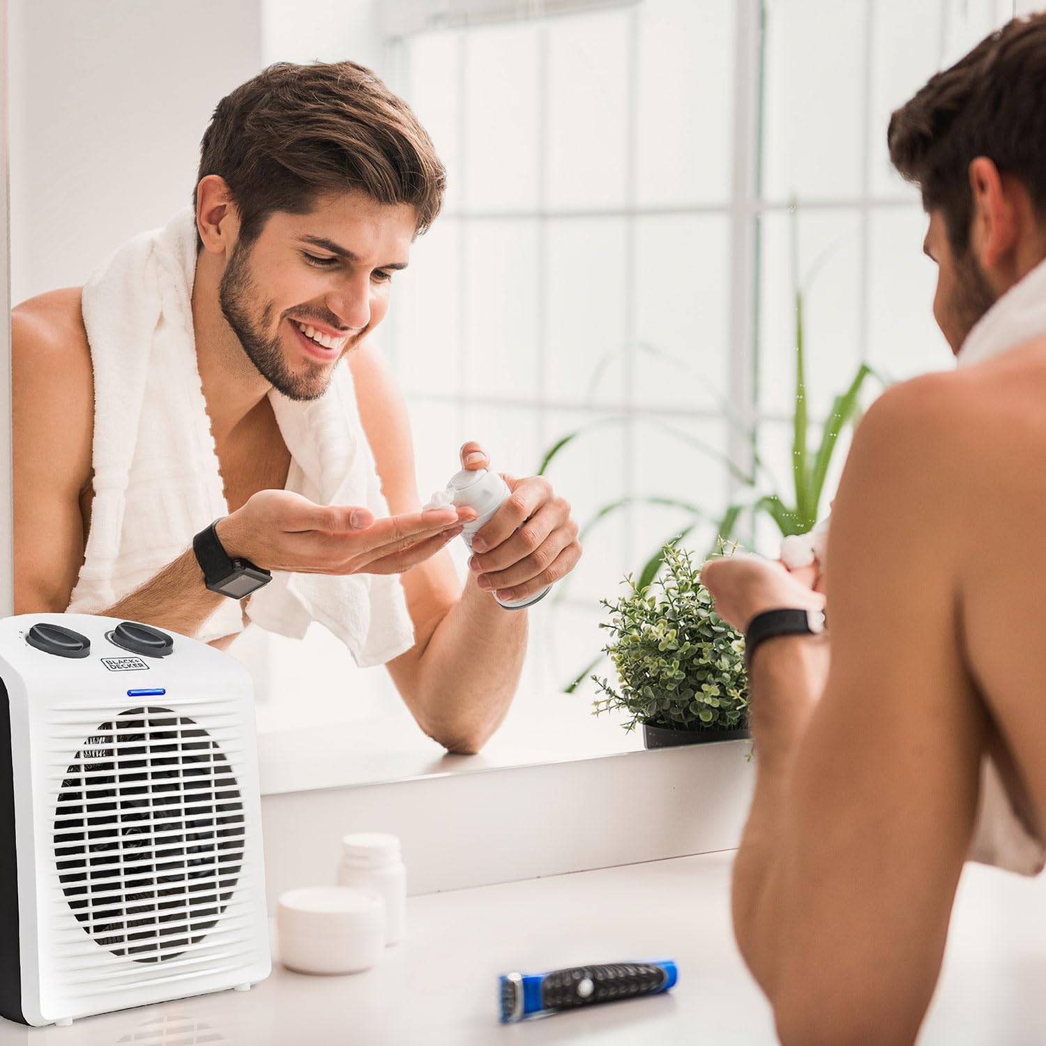 Termoventilatore da Tavolo BXSH2000E 2000W Regolabile Protezione IP21 e Sicurezza Antiribaltamento Black&Decker