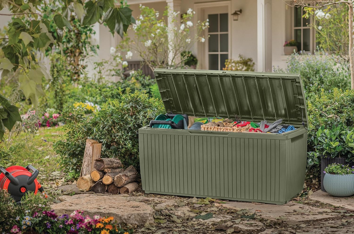 Baule da Esterno Springwood 123x53,5x57 cm in Resina Effetto Legno Verde con Ruote e Struttura in Metallo Keter