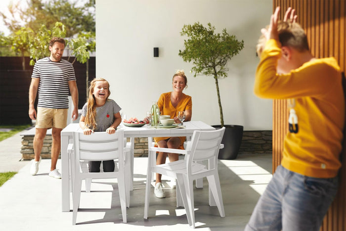 Tavolo da Giardino Julie 147x90x75 cm in Polipropilene Effetto Legno con Struttura in Metallo e Foro Ombrellone Colore Bianco Keter