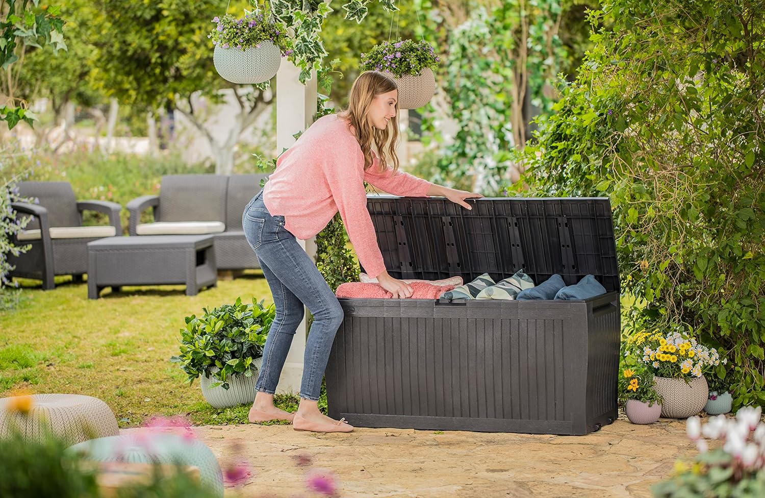 Cassapanca da Esterno Comfy 270 L in Resina Effetto Legno Colore Grafite con Ruote e Chiusura