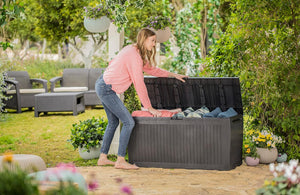 Cassapanca da Esterno Comfy 270 L in Resina Effetto Legno Colore Grafite con Ruote e Chiusura