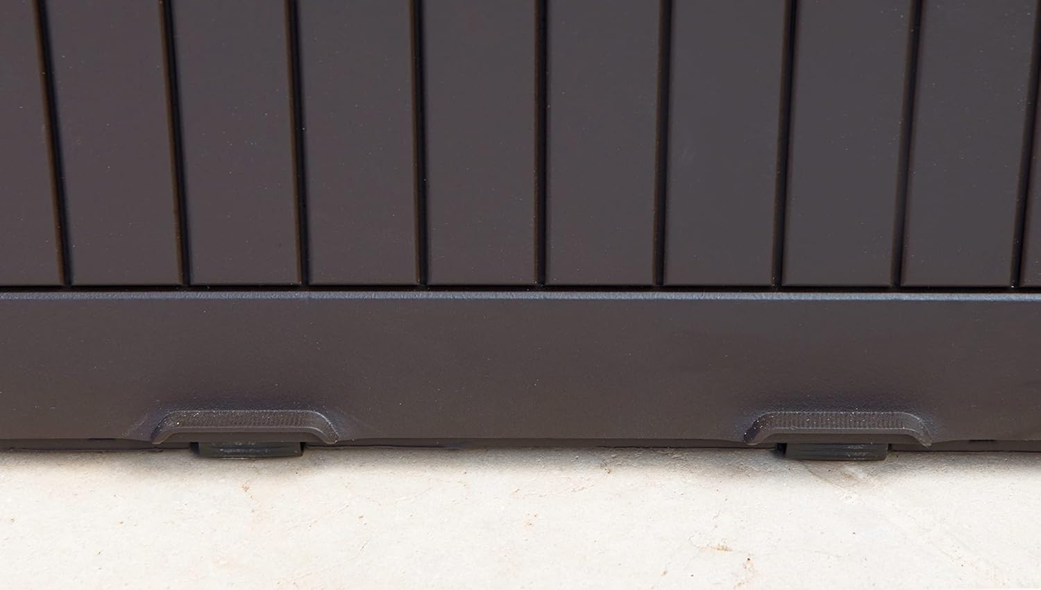 Cassapanca da Esterno Comfy 270 Litri in Resina Effetto Legno con Ruote e Seduta Portata 220 kg Colore Marrone Keter