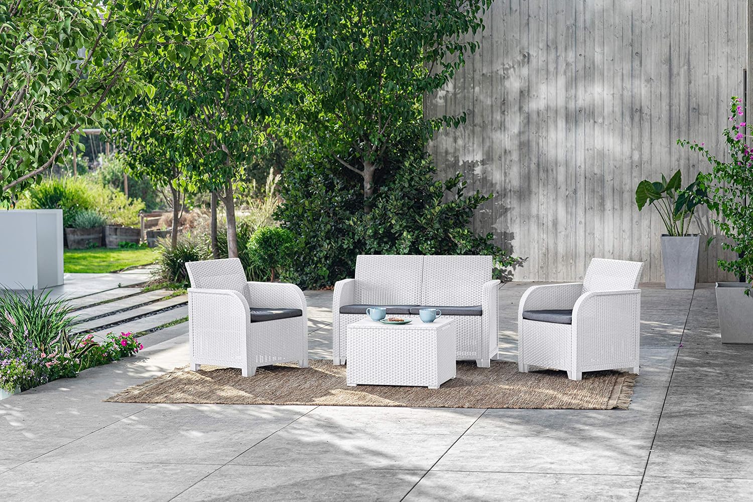 Salottino da Esterno Rosalie Lounge Set 4 Pezzi in Resina Effetto Rattan Colore Bianco con Divano, 2 Poltrone e Tavolino Contenitore Keter