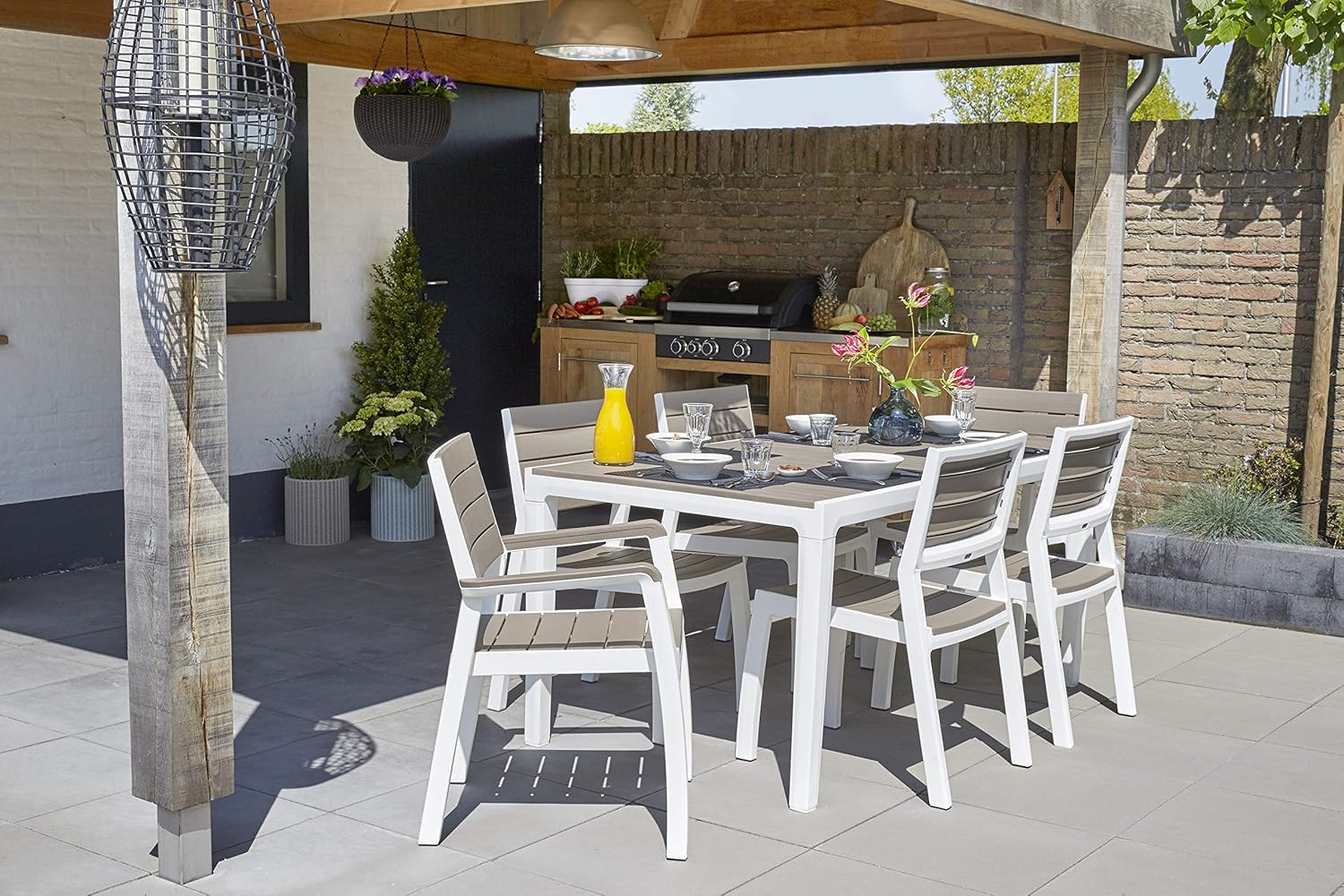 Sedia da Giardino con Braccioli in Polipropilene Effetto Rattan e Doghe Legno Colore Bianco e Cappuccino Harmony Armchair Keter