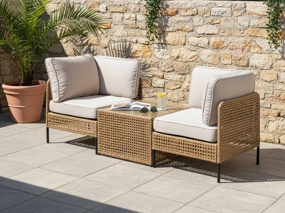Divano da esterno con tavolino in rattan PE beige chiaro a 2 posti con struttura in metallo cuscini per seduta e schienale piano in vetro stile moderno