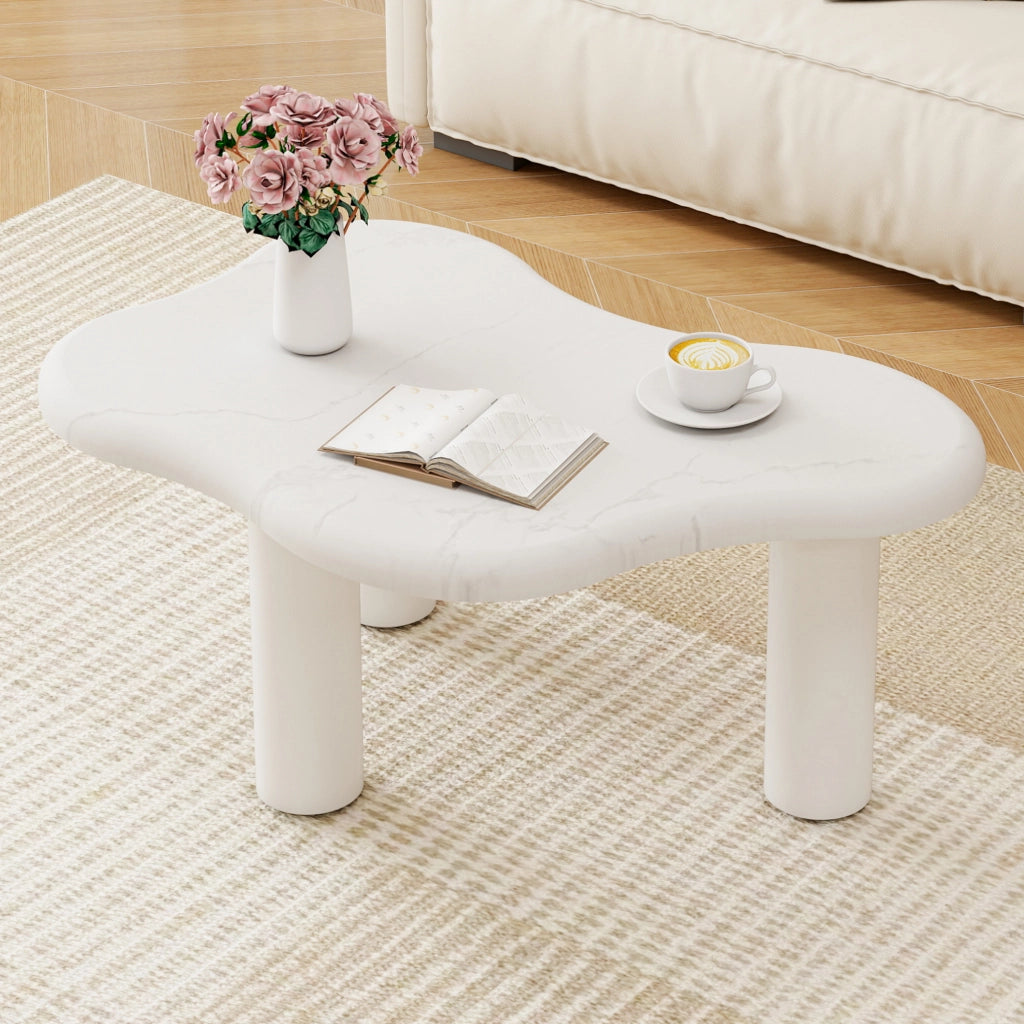 Tavolino basso a forma di nuvola con piano effetto marmo e gambe in legno massello, bianco, 102.5 × 72.7 × 19.5 cm